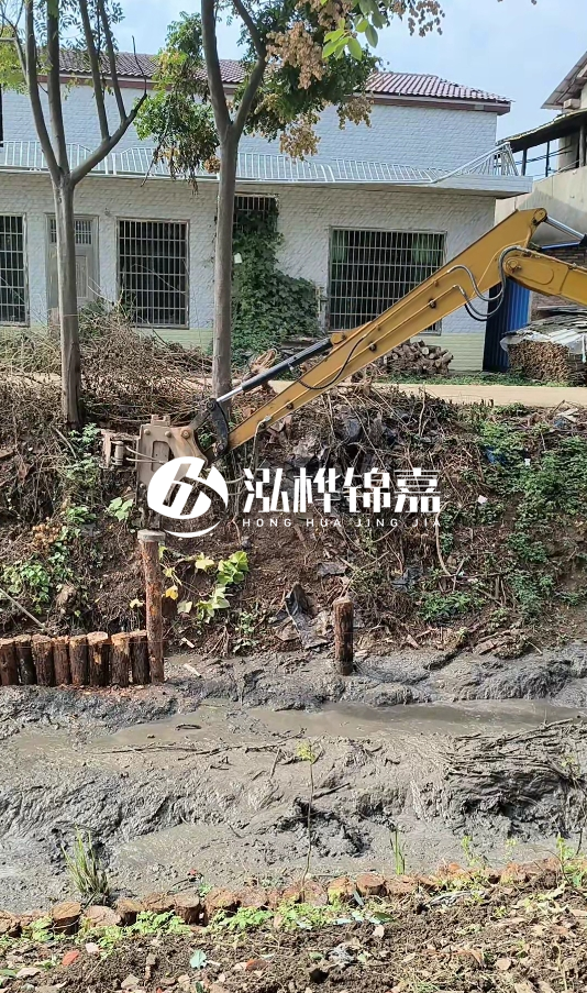 三明挖機(jī)打木樁專業(yè)施工-河道邊打木樁如何防止木樁傾斜？